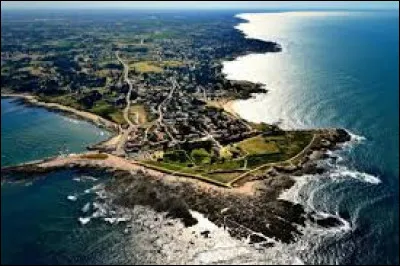 Quel est ce cap qui s'avance dans l'Atlantique, séparant l'estuaire de la Loire de la baie de Bourgneuf ?