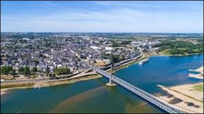 Quelle est cette petite ville de 7 600 habitants, située sur la rive droite de la Loire, à la limite de l'Anjou ?