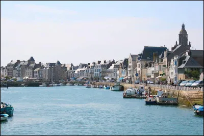 Quelle est cette petite ville de 4 000 habitants, située sur un îlot granitique longtemps séparé du continent en bordure des marais salants de Guérande ?
