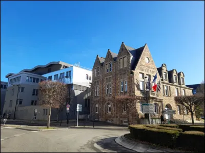 Quelle est cette ville, la 3e du département avec 50 000 habitants, située dans l'ouest de l'agglomération nantaise ?