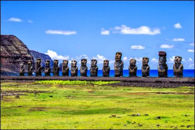 Quelle est cette île du Pacifique célèbre pour ses statues appelées Moaï ?