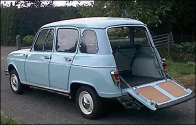 Cette version est assez rare et pourtant c'est une auto populaire des années 60. 
Quel est ce modèle avec une malle s'ouvrant comme une ridelle ?