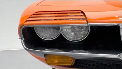 Quelle auto présente des projecteurs couverts par une grille ?