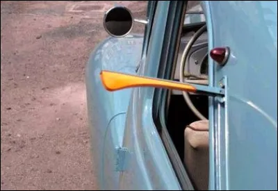 Sur les premiers modèles de cette auto, une flèche pivotante sortait de la carrosserie pour indiquer les changements de direction. 
Quel est ce véhicule ?