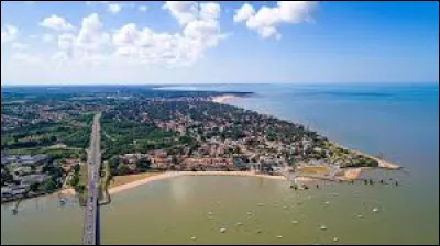 Quelle est cette petite ville de 14 000 habitants, station balnéaire située à l'embouchure de la Loire, sur la rive sud ?