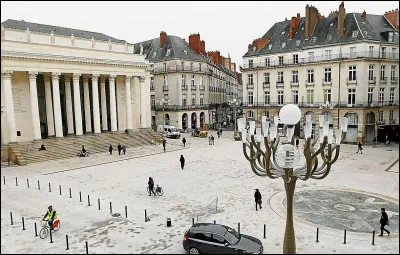 Quelle est cette place nantaise bordée par le théâtre du XVIIIe siècle ?