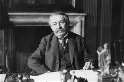 Cet homme politique, né à Nantes a vécu à Saint-Nazaire où il a été avocat ; il est élu député de Loire-Atlantique à partir de 1919, avant de devenir ministre des affaires étrangères et président du conseil : c'est ...