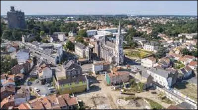 Quelle est cette ville de 43 000 habitants de la banlieue sud de Nantes ?