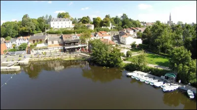 Quelle est cette rivière, longue de 141 km, qui prend sa source en Gâtine poitevine, coule vers le nord-ouest et se jette dans la Loire à Nantes ?