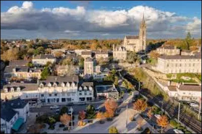 Quelle est cette ville 11 000 habitants, située dans le nord-ouest du département, sur le sillon de Bretagne ?