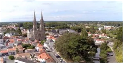 Quelle est cette petite ville de 7 000 habitants, située dans le sud ouest du département, aux limites de la Vendée ?