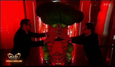 Qui était derrière le costume du brocoli et a été démasqué le vendredi 6 juin 2025 ?