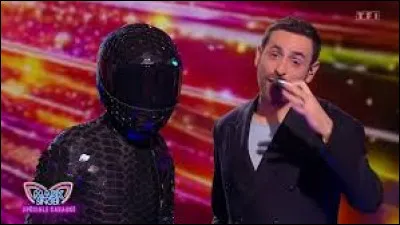 Un enquêteur express est venu sur le plateau de "Mask Singer" le vendredi 13 juin 2025 sous le costume du pilote pour aider les 4 enquêteurs, mais qui était sous le costume du pilote ?