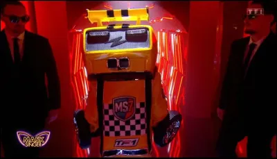 Qui était derrière le costume du bolide et a été démasqué le vendredi 9 mai 2025 ?