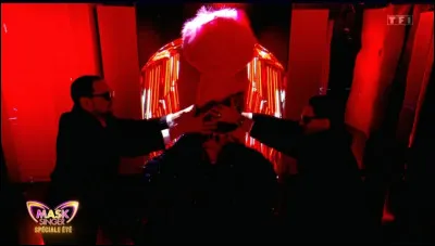 Qui était derrière le costume de l'autruche et a été démasqué le vendredi 16 mai 2025 ?