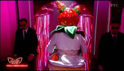 Qui était derrière le costume du fraisier et a été démasqué le vendredi 23 mai 2025 ?