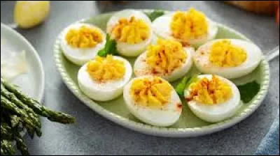 Pour réaliser des oeufs mimosa, il faut émietter les jaunes et les mélanger avec de la moutarde.