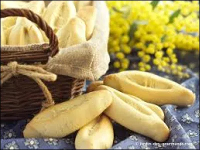 Les biscuits provençaux appelés "navettes" sont parfumés à la fleur d'oranger.
