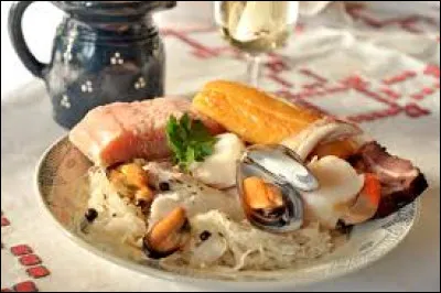 Dans une choucroute de la mer, on remplace les viandes par des poissons.