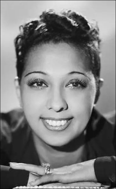 En 1930, dans quelle chanson c&eacute;l&egrave;bre-t-elle son pays et Paris ?