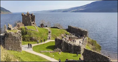 Dans quel pays se trouve le lac du Loch Ness ?