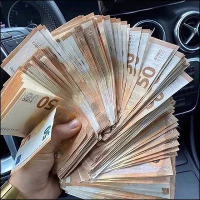 Es-tu plus team pauvre ou team riche ? 
(C'est par rapport au salaire : la vie en Martinique est chère...
Par exemple, une bouteille d'eau en France coûte à peu près 50 centimes ; en Martinique c'est 2,50 .)