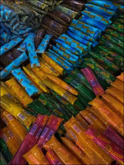 Est-ce que ça te donne envie de manger ?
Ce sont des Floup, des glaces à l'eau mais c'est vraiment trop bon. Il y a plusieurs parfums : fraise, menthe, grenadine, orange, citron vert, orange bleue, ananas, et au lait également. 
C'est vraiment réconfortant, un plaisir unique !