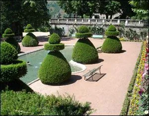 Le parc Mignot est un magnifique parc public situ  :