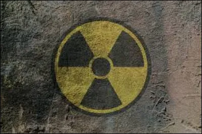 En quelle année Henri Becquerel a-t-il découvert le rayonnement radioactif naturel ?