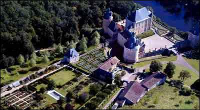 Ce magnifique jardin du château de Toufou en bordure de la Vienne possède un houx vieux de plus de 200 ans. Où suis-je ?