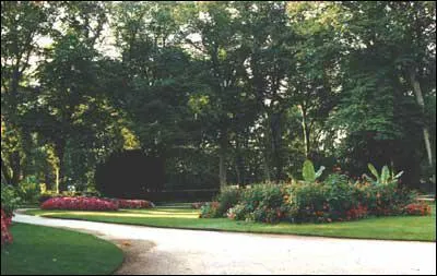 Paul Marie Esprit de la Bourdonnaye, comte de Blossac a cr ce parc appuy aux remparts de la ville en 1770. On peut aussi y voir un petit zoo. O suis-je ?