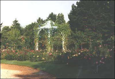 Le parc Floral et Roseraie a 400 varits de rosiers, 60 sortes de dahlias, 40 types de pivoines, autant d'iris, 15 cannas et environ 60 conifres diffrents. O suis-je ?