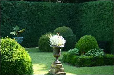 Le jardin du Prieur de Laverr est constitu de plantes anciennes et de buis est trait  la faon du XVIIe sicle avec la sobrit des jardins de moines, lieux de travail et de mdita