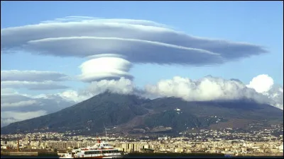 Quel est le célèbre volcan situé près de Naples ?