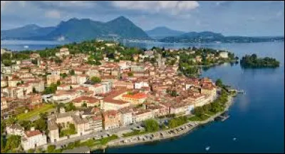 Quelle est cette ville italienne, la plus importante des rives du lac Majeur avec 30 000 habitants ?