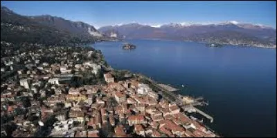 Sur le même lac, quelle est cette petite ville, importante station touristique à proximité des îles Borromées et connue aussi pour la conférence internationale de 1935 à laquelle elle a donné son nom ?