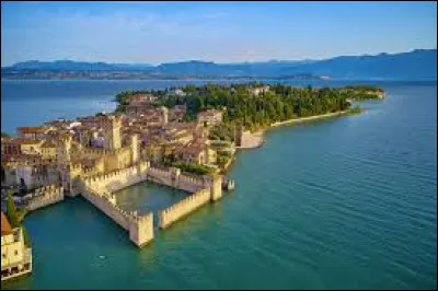 Quelle est cette petite ville italienne de 8 000 habitants située à l'extrémité d'une presqu'île qui s'avance dans le lac de Garde ?