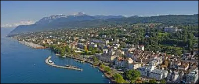 Sur les rives de quel lac la ville fran&ccedil;aise d'Evian se trouve-t-elle ?