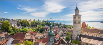 Quelle est cette ville allemande de 21 000 habitants située sur la rive nord du lac de Constance ?