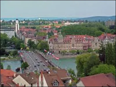 Quelle est cette ville allemande de 85 000 habitants, située sur la rive sud du Bodensee ?