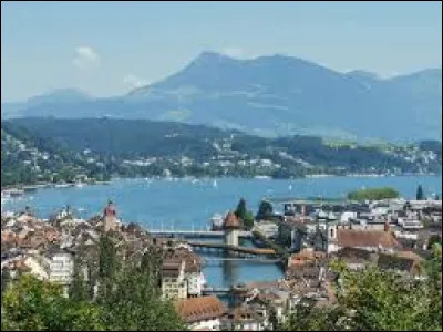 Restons en Suisse, quel lac borde la ville de Lucerne ?