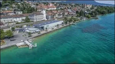 Quelle est cette ville située à la pointe sud du lac de Neuchatel ?