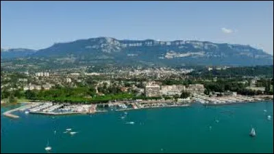 Restons un moment en France : quelle est cette ville bordée par le lac du Bourget ?