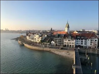 Allons en Allemagne : quelle est cette ville de 57 000 habitants, la plus importante ville allemande sur la rive nord du lac de Constance ?