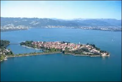 Toujours en Allemagne, quelle est cette ville de 25 000 habitants, proche de la frontière autrichienne, dont le centre se trouve sur une île du lac de Constance ?