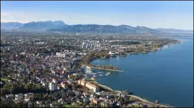 Peuplée de 29 000 habitants, c'est la seule ville autrichienne située sur les rives du lac de Constance :