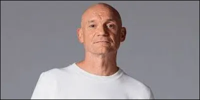 Dans quel groupe a débuté Gaëtan Roussel ?