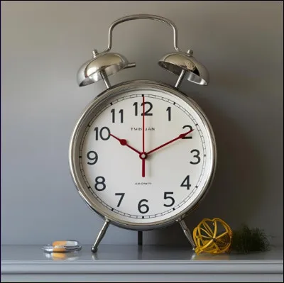 Une horloge affiche 3h15. Quel angle forment les aiguilles ?