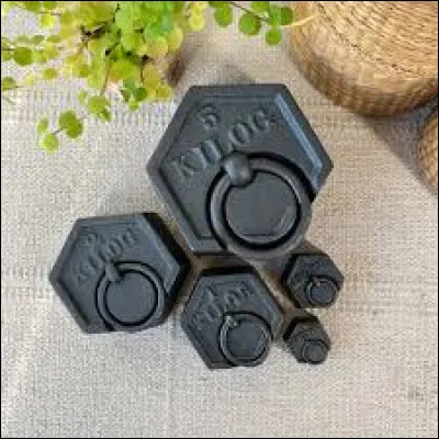 Nombre de marchandises se vendent au poids, au kg par exemple et cette unité de mesure entretient un rapport avec la loi.