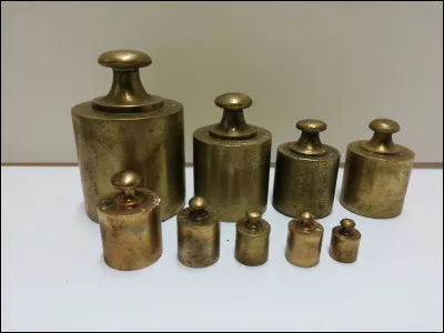 Pois, poix et poids ; on joue avec l'homophonie.
Les poids marqués servant à peser des marchandises sont poinçonnés et contrôlés par l'État.